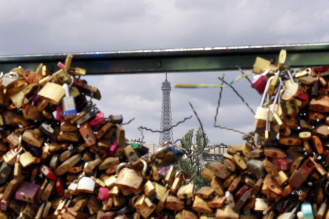 Το Παρίσι δεν αντέχει το βάρος των «λουκέτων της αγάπης»